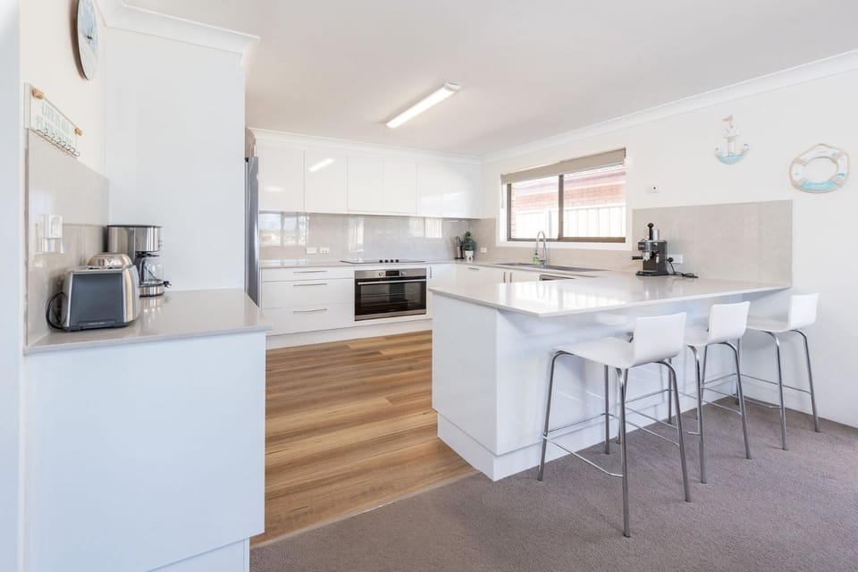 Kitchen or kitchenette, dishwasher, oven