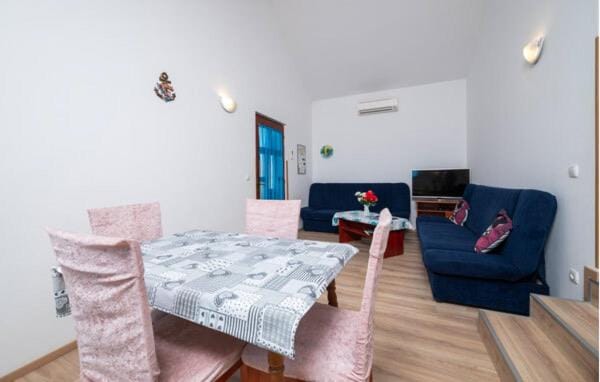 TV and multimedia, Living room, air conditioner, air conditioner