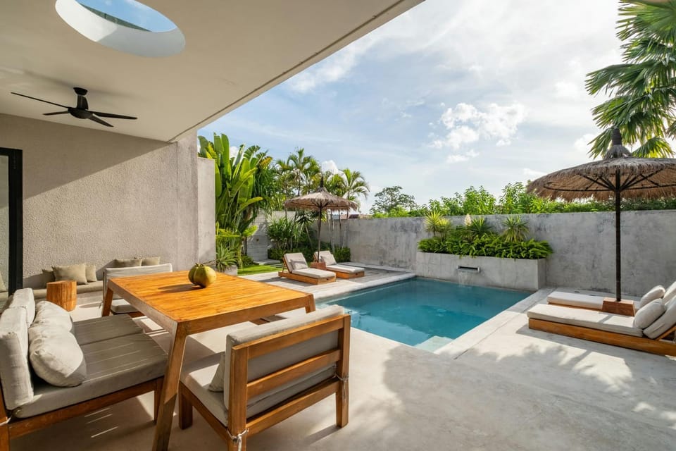 Day, Seating area, Pool view, Swimming pool, sunbed