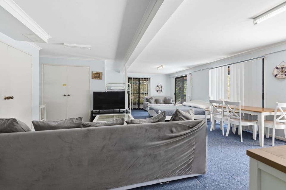 Bed, TV and multimedia, Seating area, Dining area