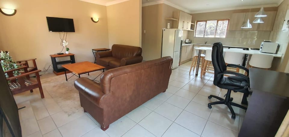 Kitchen or kitchenette, Living room, minibar, pet friendly