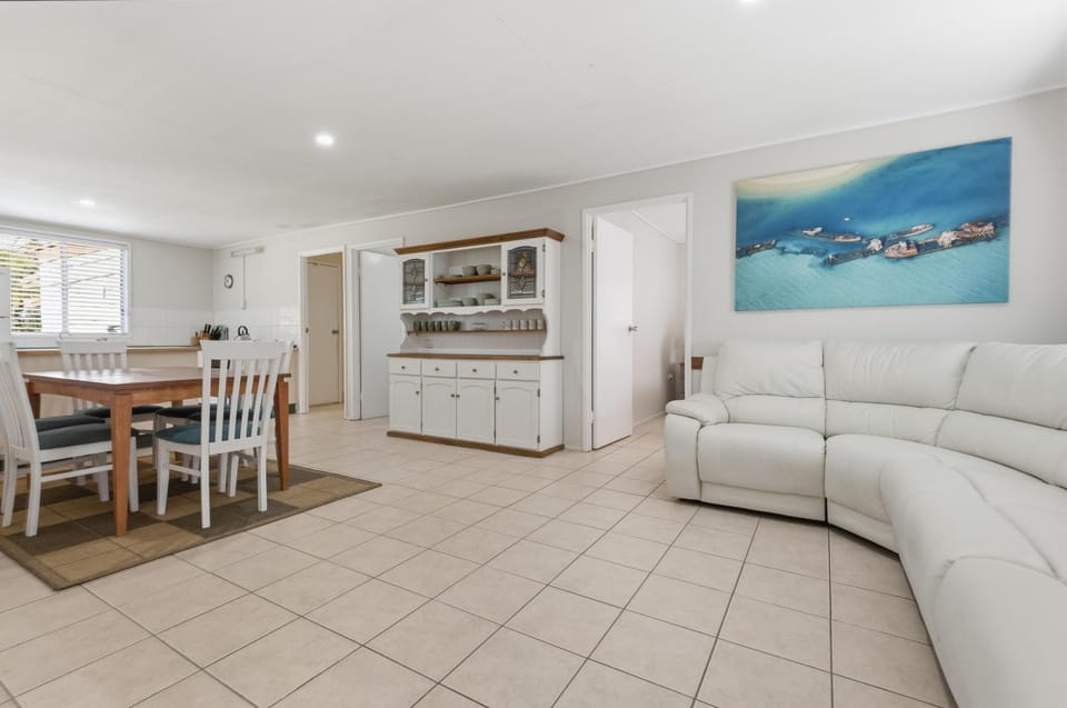 Dining area, kitchen