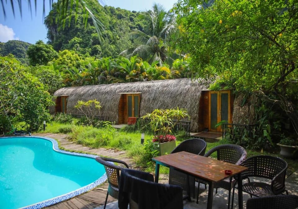 Garden, Garden, Dining area, Garden view, Pool view, Swimming pool, sunbed