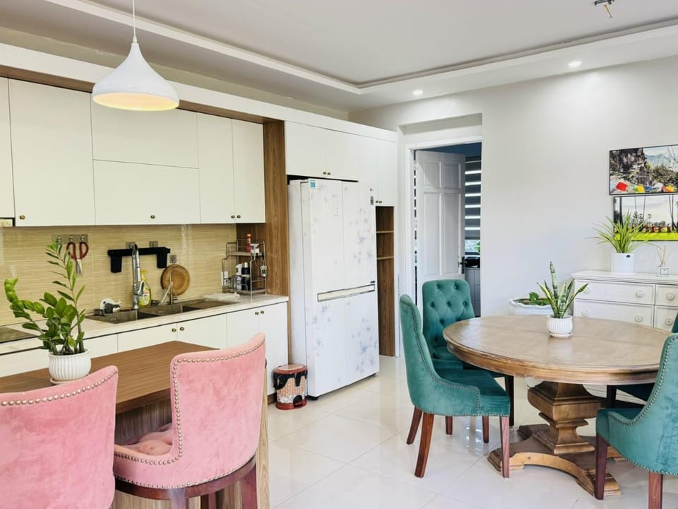 Kitchen or kitchenette, Seating area, Dining area, stove