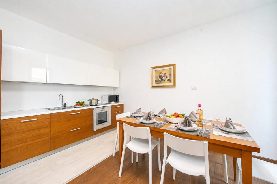 Dining area, kitchen