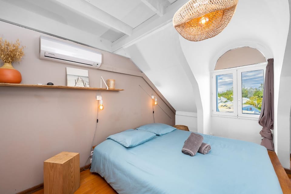 Bed, Photo of the whole room, Bedroom, towels