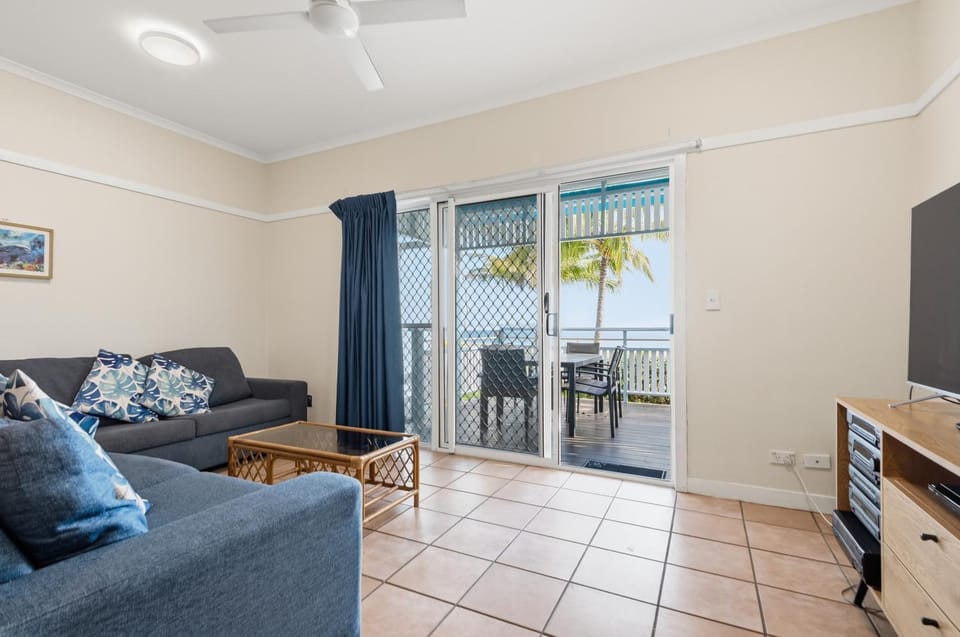 TV and multimedia, Seating area, Sea view