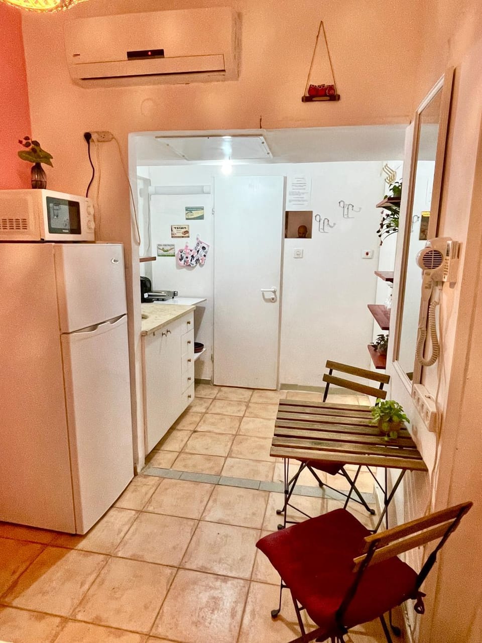 Kitchen or kitchenette, Dining area, air conditioner