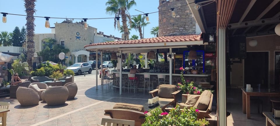 Restaurant/places to eat, Lounge or bar