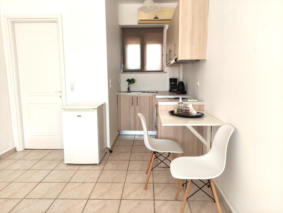 Coffee/tea facilities, Kitchen or kitchenette, Dining area