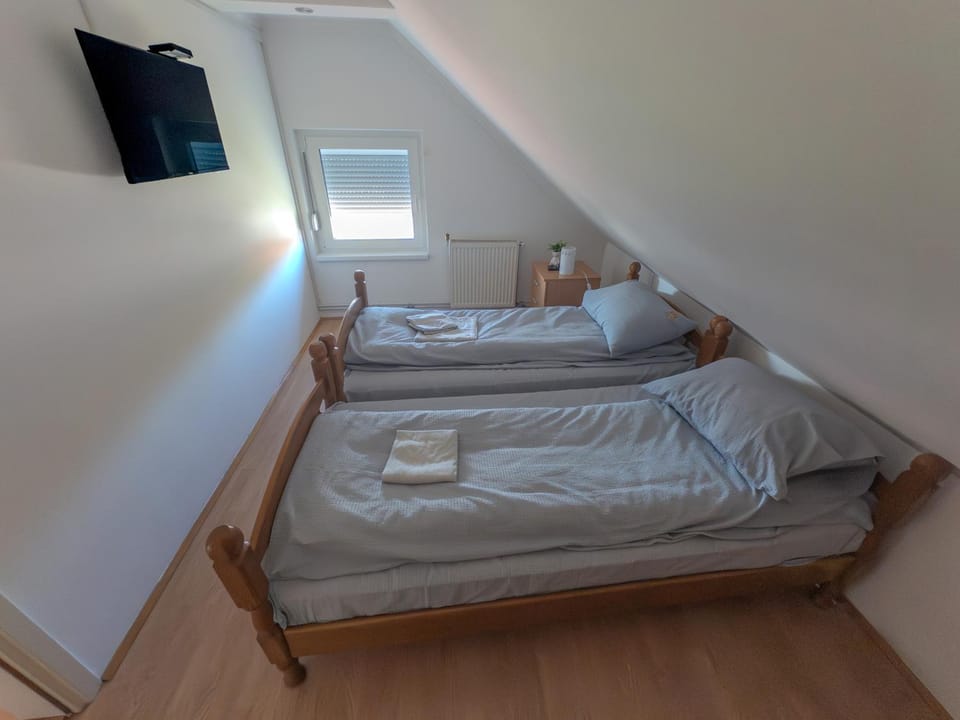 TV and multimedia, Photo of the whole room, Bedroom