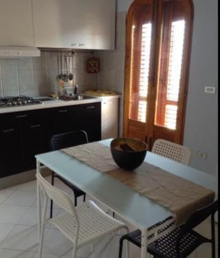 Kitchen or kitchenette, Dining area, pet friendly