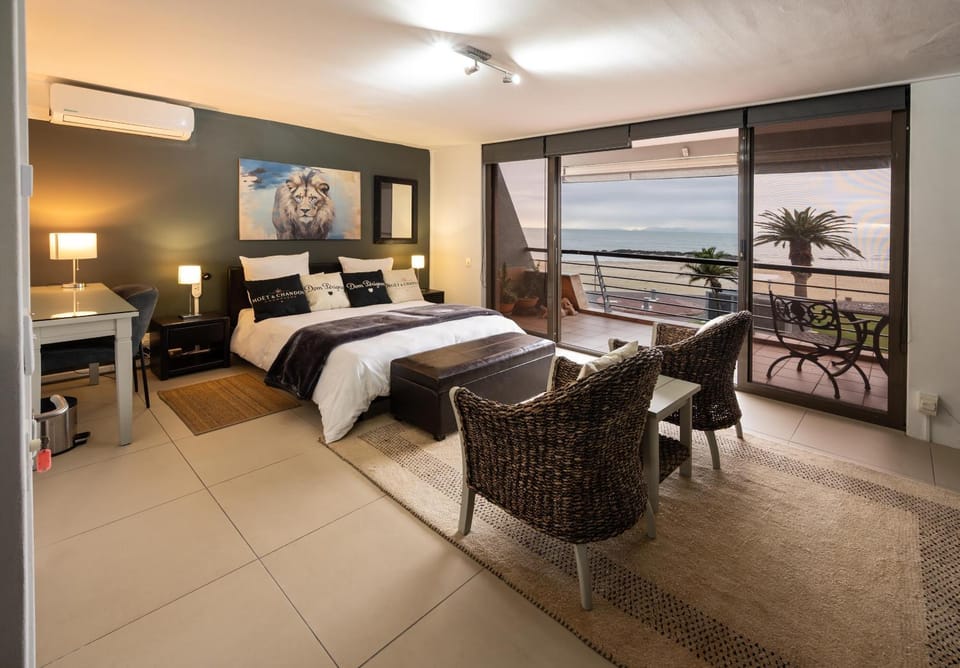 Beach2Anchor, Beachfront 4 bedroom condo with Jacuzzi House in Cape Town