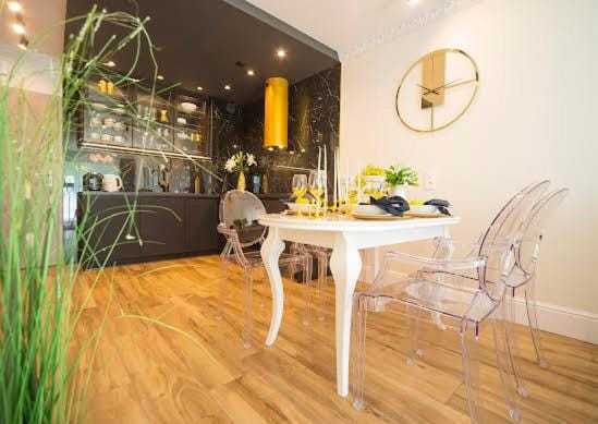 Kitchen or kitchenette, Dining area
