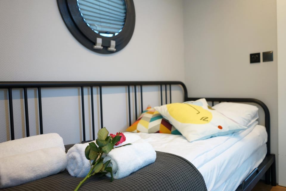 Bed, Photo of the whole room, Bedroom, towels