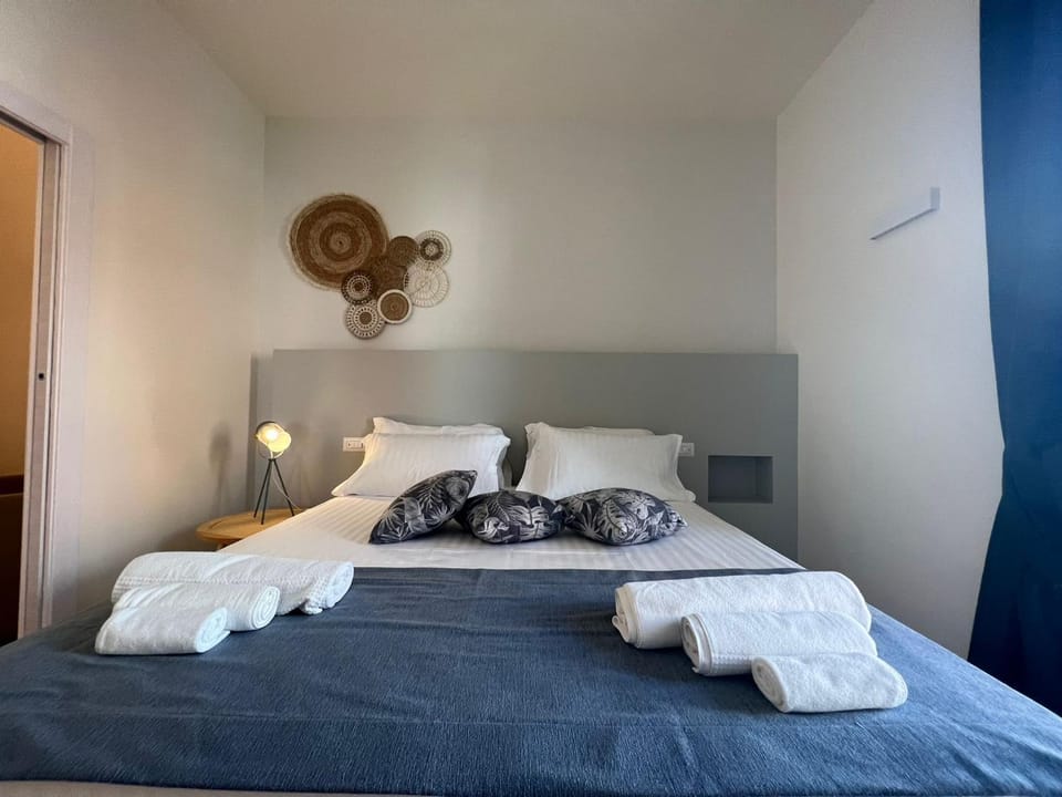 Bed, Bedroom, towels