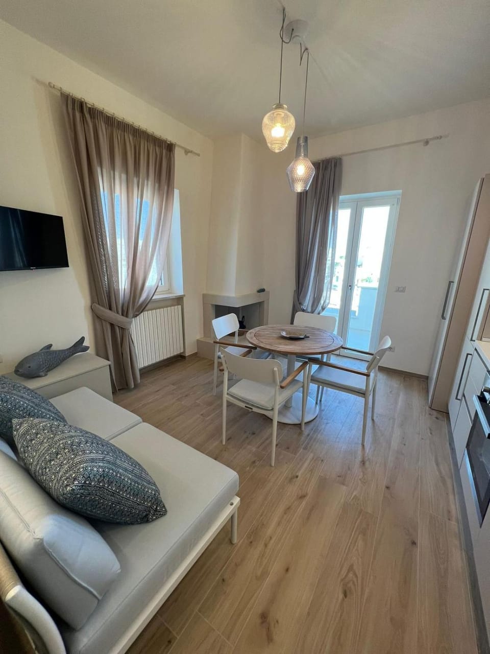 TV and multimedia, Kitchen or kitchenette, Living room, Photo of the whole room, Dining area, hair dresser