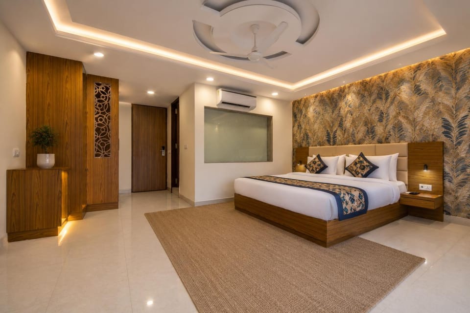 Bed, Photo of the whole room, Bedroom, fireplace, wardrobe, air conditioner