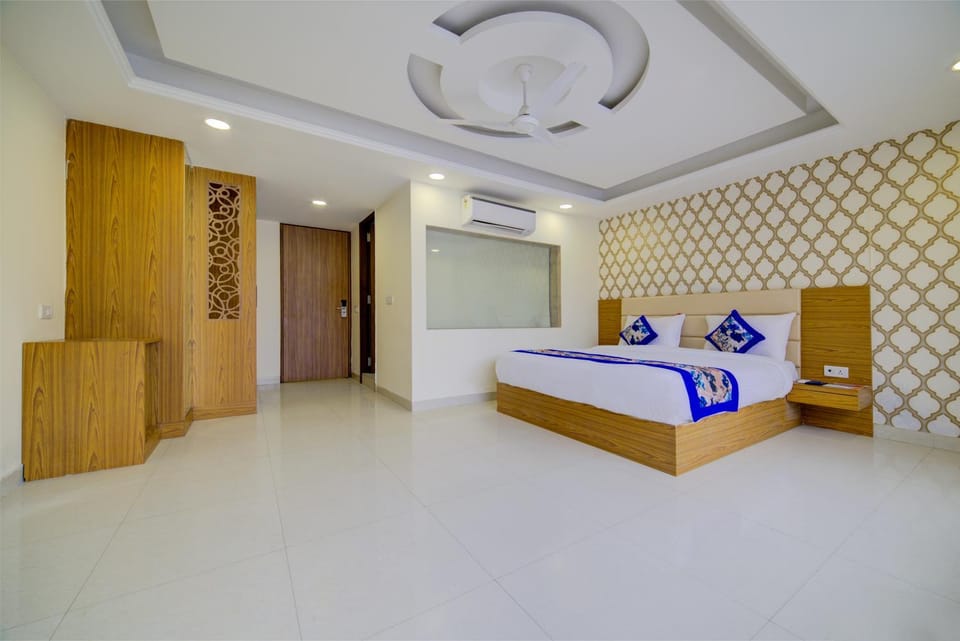 Bed, Photo of the whole room, Bedroom, towels, wardrobe, air conditioner