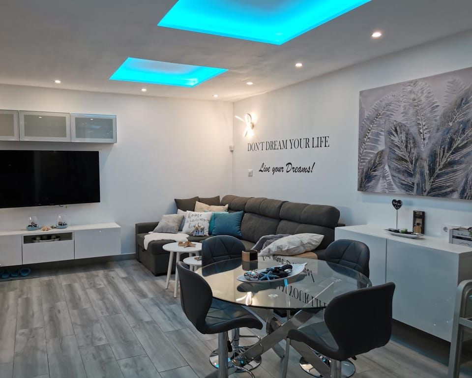 Communal lounge/ TV room, TV and multimedia, Seating area, Evening entertainment