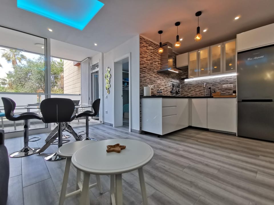 Seating area, dishwasher, minibar, oven, stove, kitchen