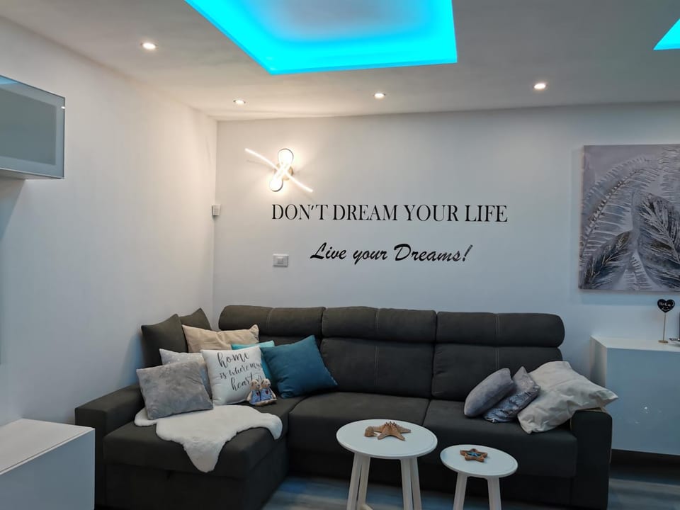 TV and multimedia, Seating area, Text overlay