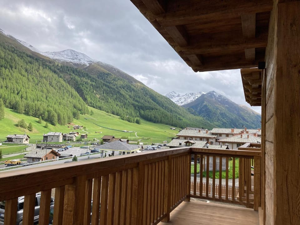 Property building, Nearby landmark, Day, Natural landscape, View (from property/room), Balcony/Terrace, Mountain view