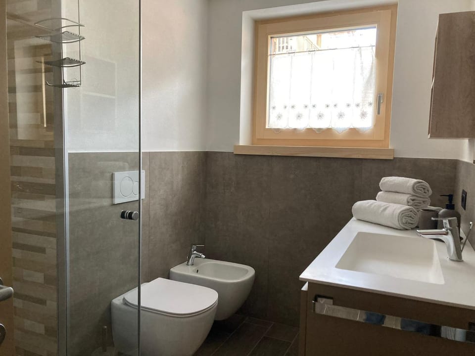 Toilet, Bathroom, bidet, towels
