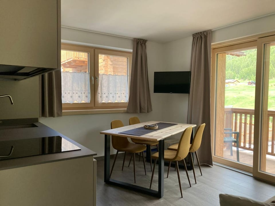 Communal lounge/ TV room, TV and multimedia, Kitchen or kitchenette, Dining area