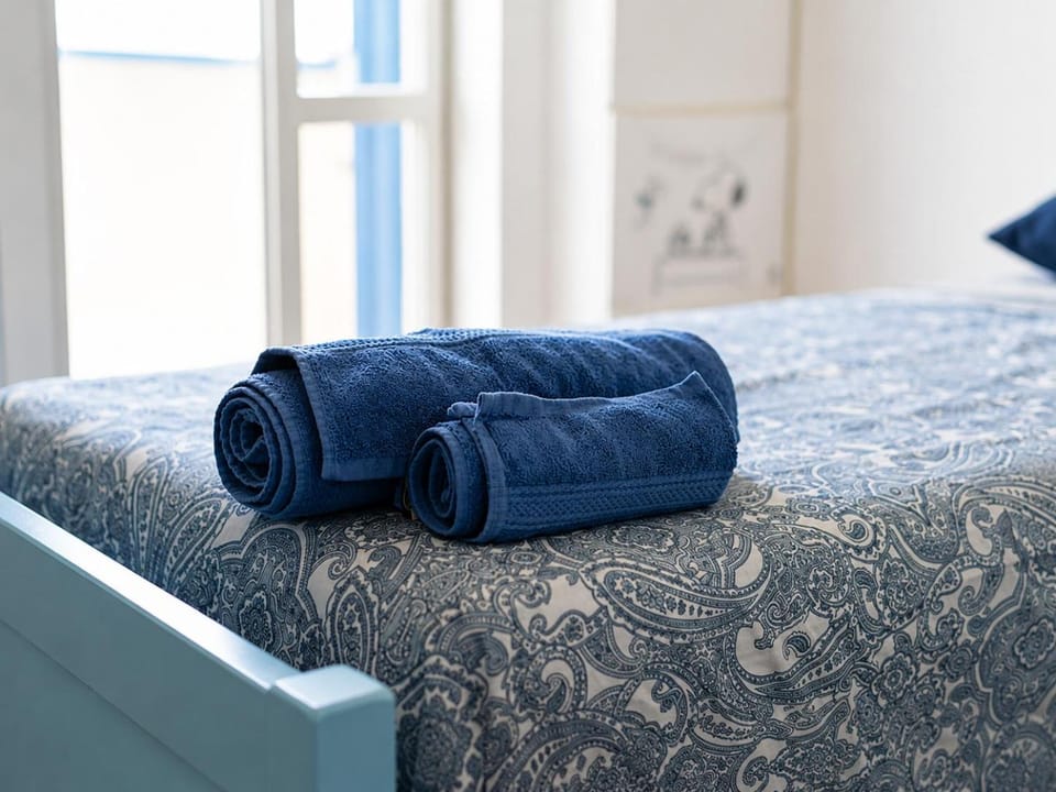 Bed, towels
