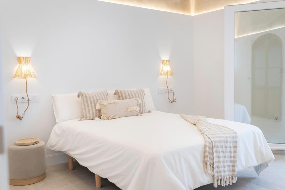 Photo of the whole room, Bedroom, towels