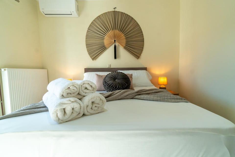 Bed, Photo of the whole room, Bedroom, towels, air conditioner