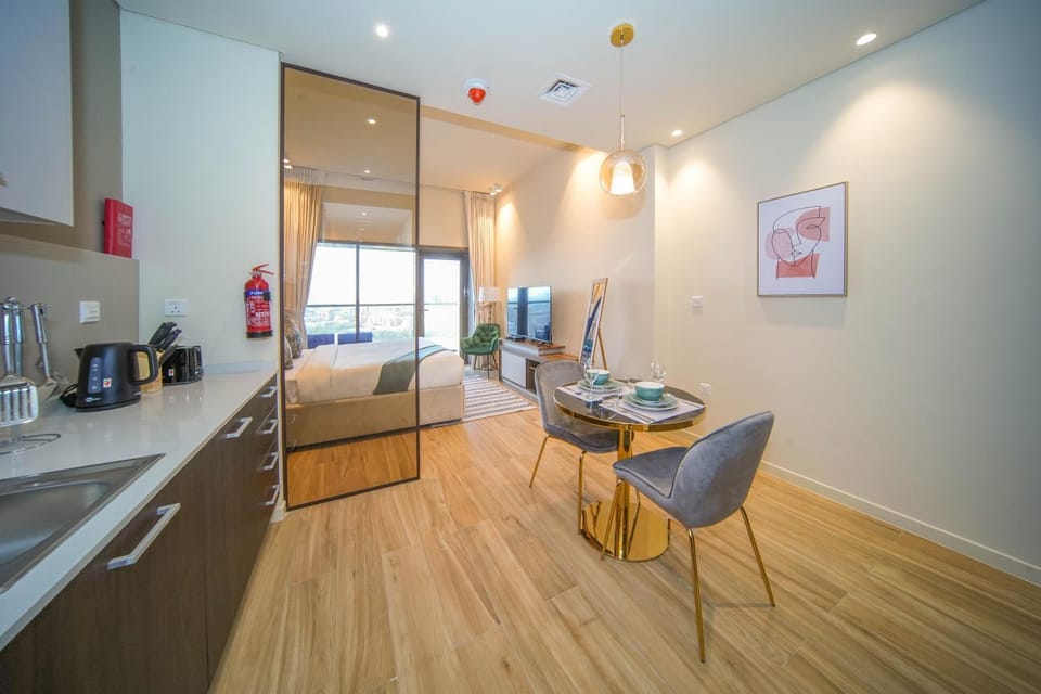 Coffee/tea facilities, Kitchen or kitchenette, Seating area, Dining area