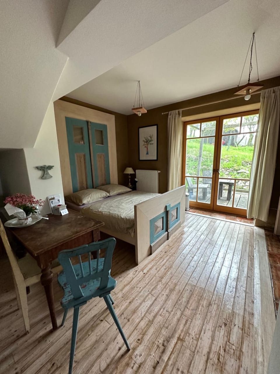 Bed, Seating area, Bedroom, hair dresser