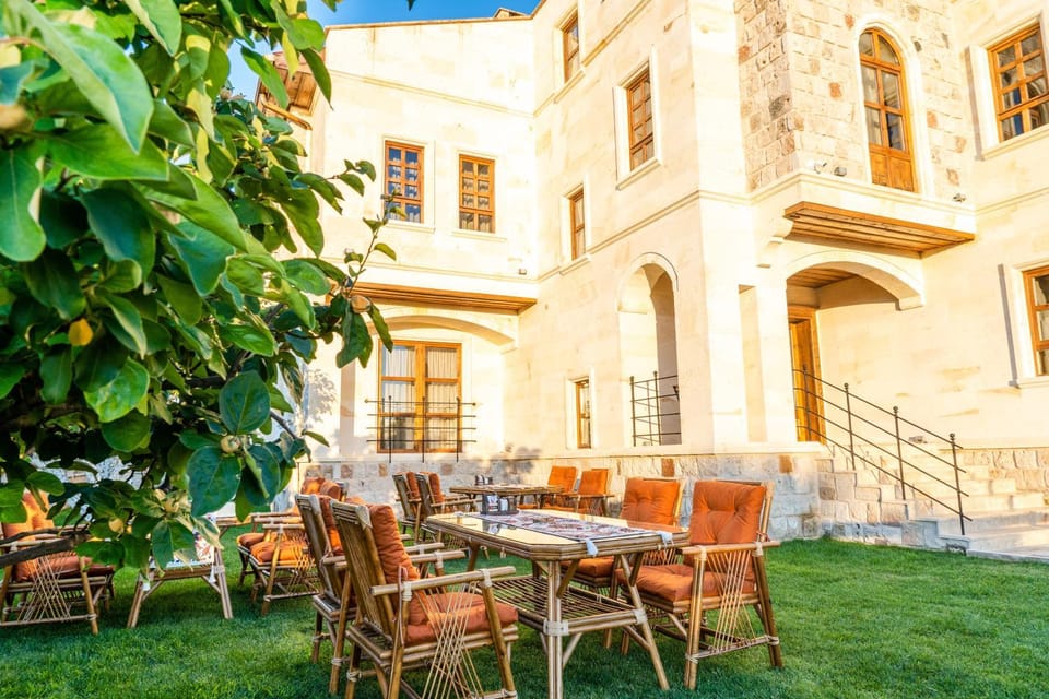 Property building, Patio, Spring, Garden, Balcony/Terrace, Seating area, Dining area