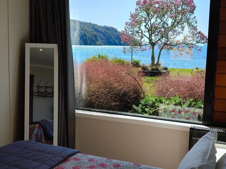 Bed, Day, Natural landscape, Garden, View (from property/room), View (from property/room), Bedroom, Garden view, Garden view, Lake view, heating