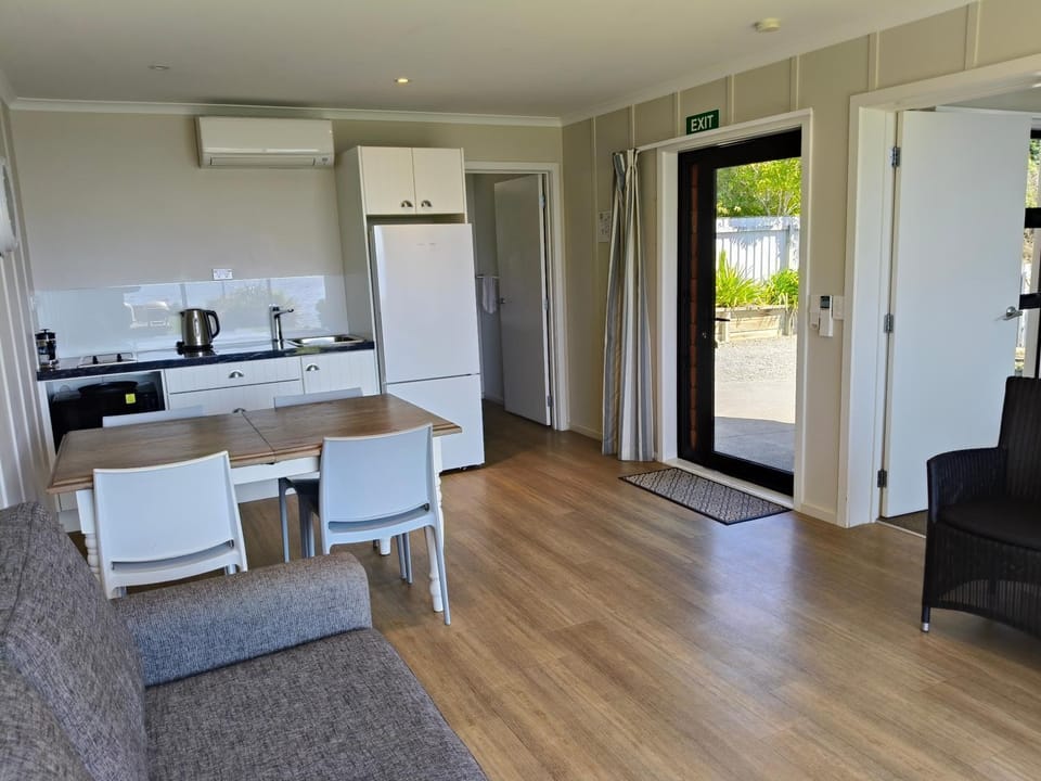 Coffee/tea facilities, Kitchen or kitchenette, Living room, Seating area, Dining area, heating