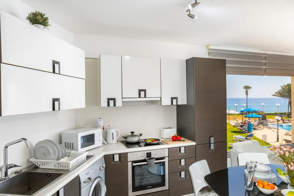 Kitchen or kitchenette, Dining area, Sea view