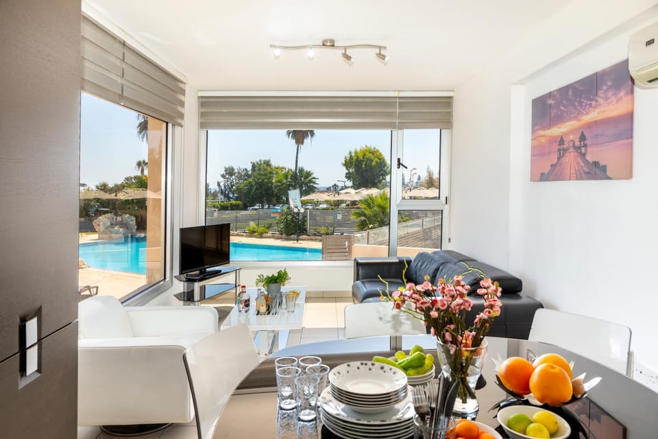 Dining area, Pool view