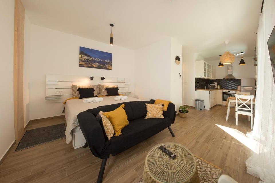 Bed, Living room