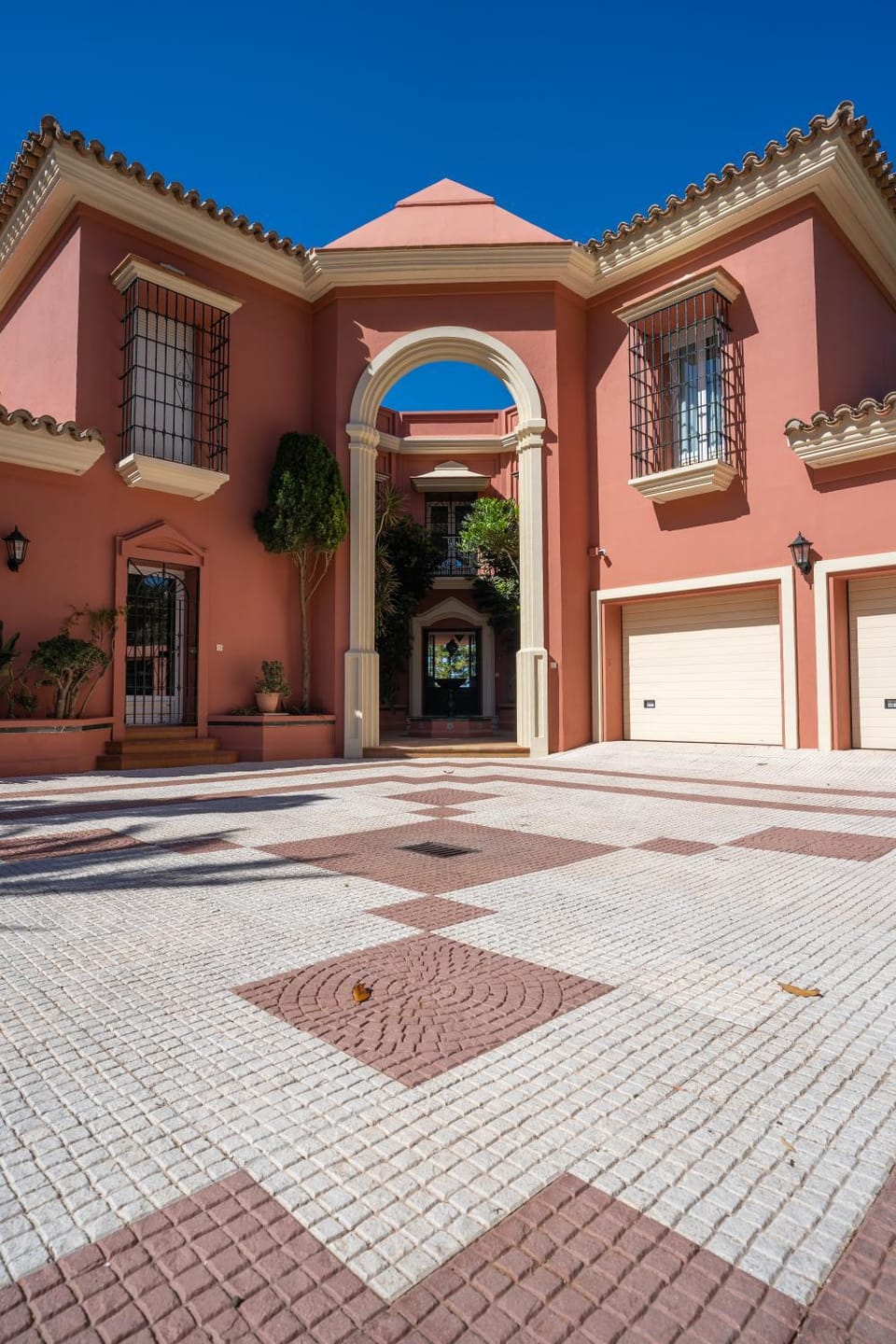Facade/entrance