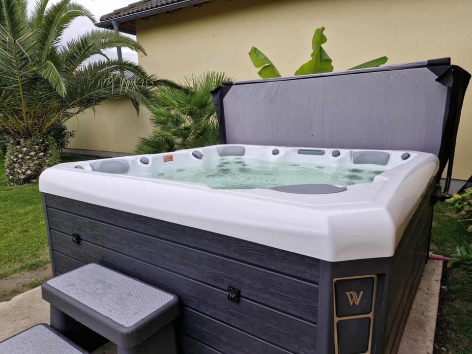 Hot Tub, Hot Tub