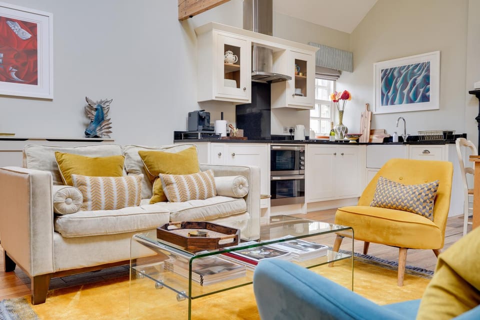 Kitchen or kitchenette, Living room, Seating area, pet friendly, stove