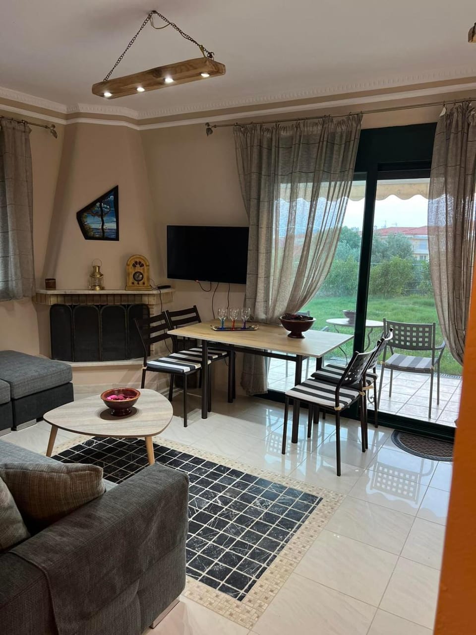 TV and multimedia, Living room, Evening entertainment