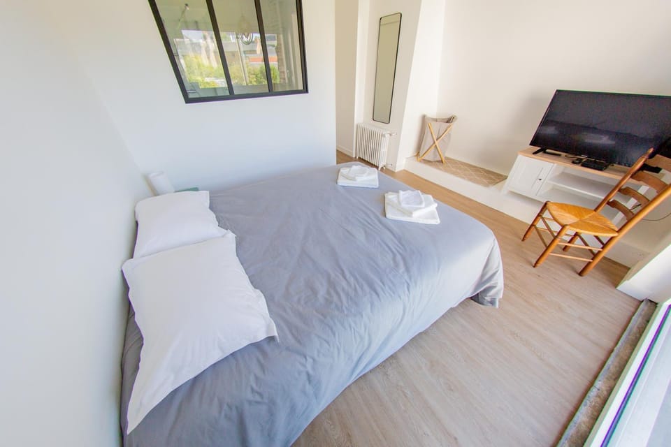 Bed, TV and multimedia, Photo of the whole room, Bedroom