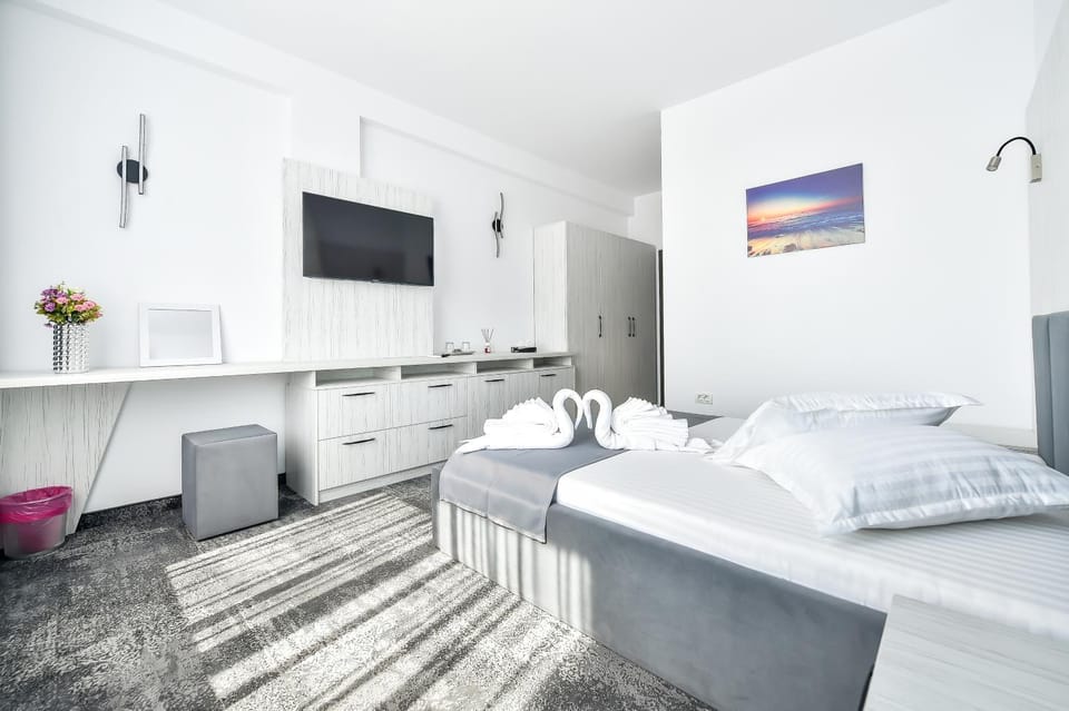 TV and multimedia, Photo of the whole room, Bedroom