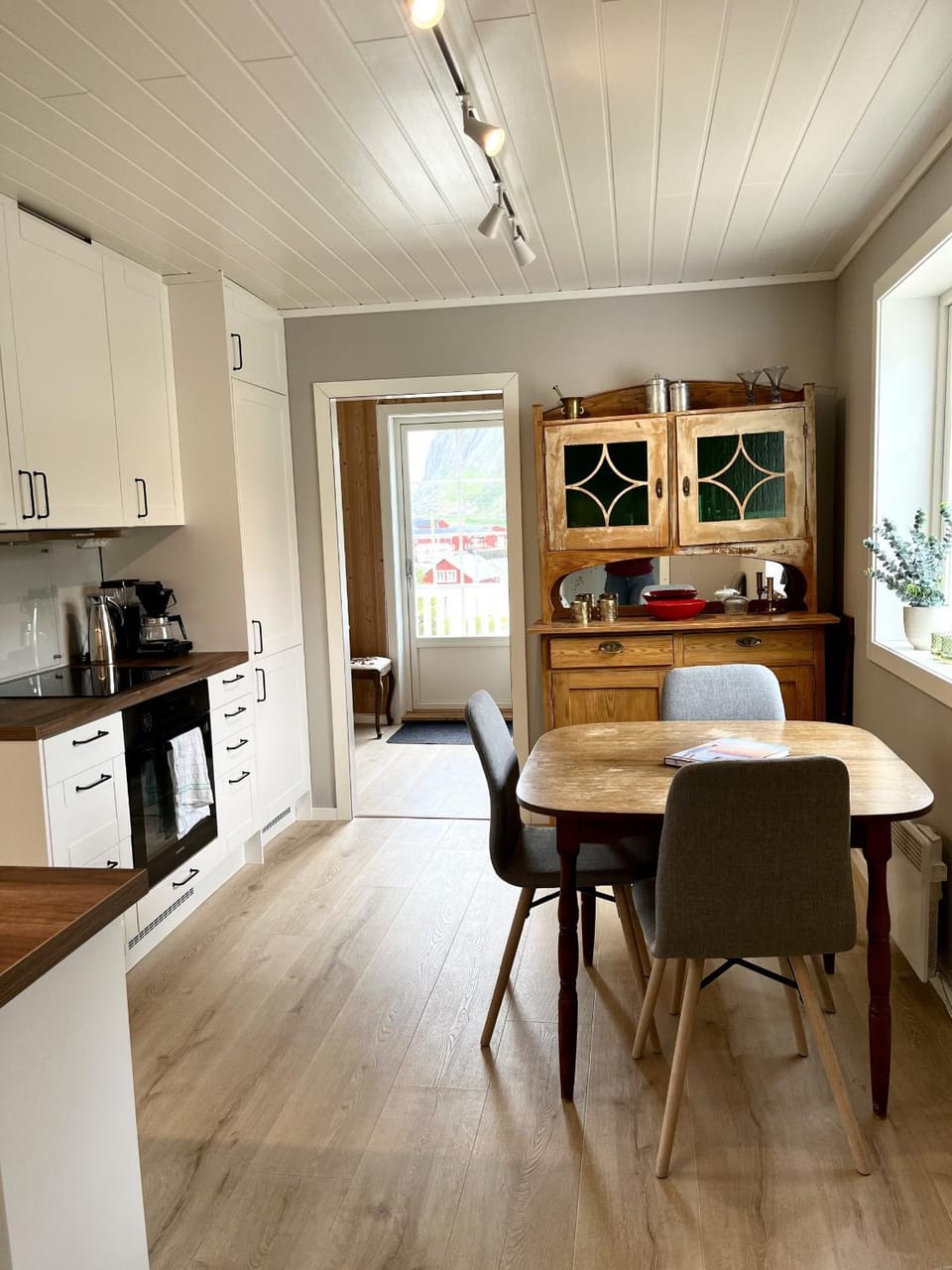 Coffee/tea facilities, Kitchen or kitchenette, Dining area, oven, stove, kitchen