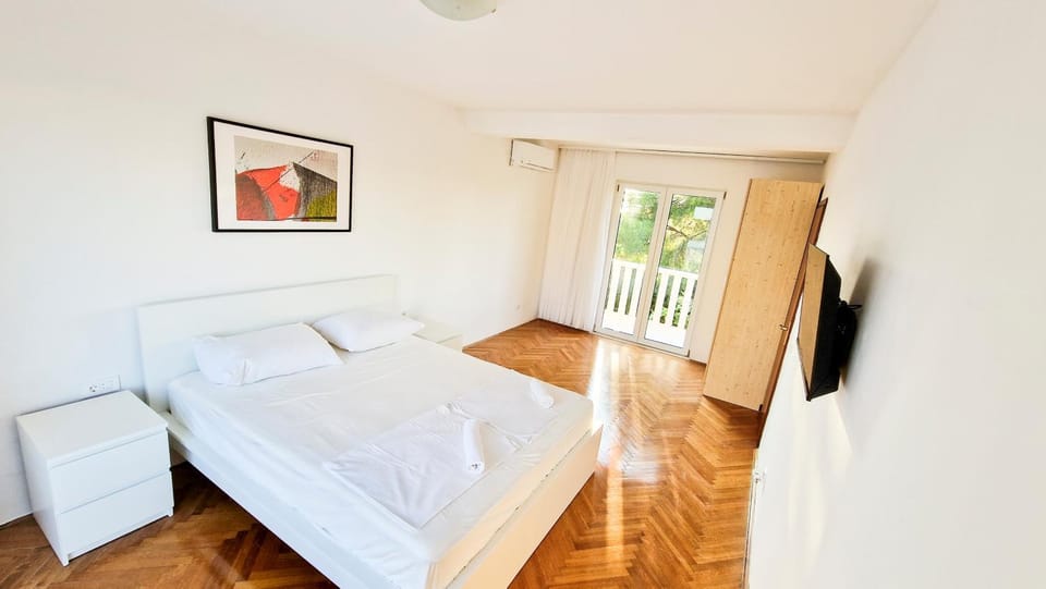 Bed, TV and multimedia, Bedroom, air conditioner