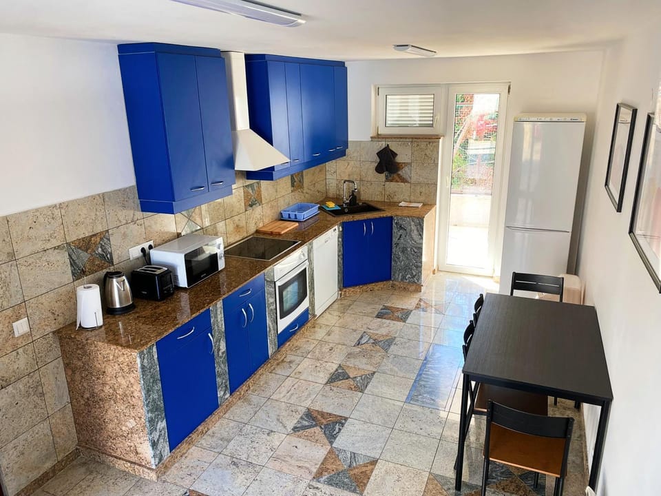 Kitchen or kitchenette, Seating area, Dining area, dishwasher, microwave, oven, stove, toaster, air conditioner