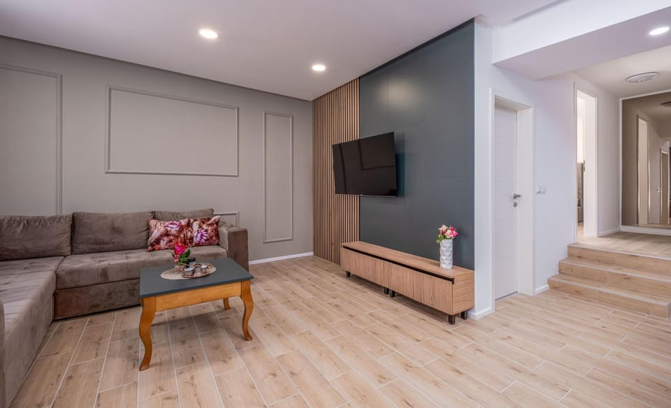 TV and multimedia, Living room, Seating area, Evening entertainment